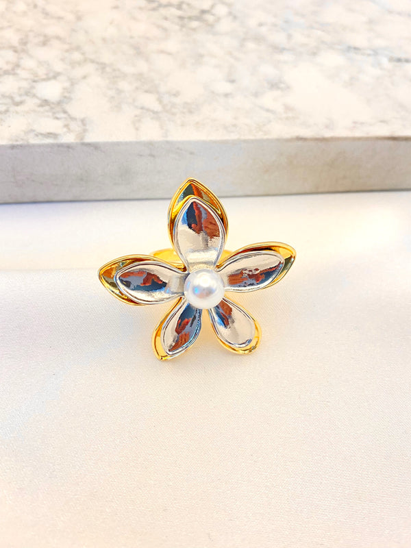 Anillo Flor Irregular Perla Chapa