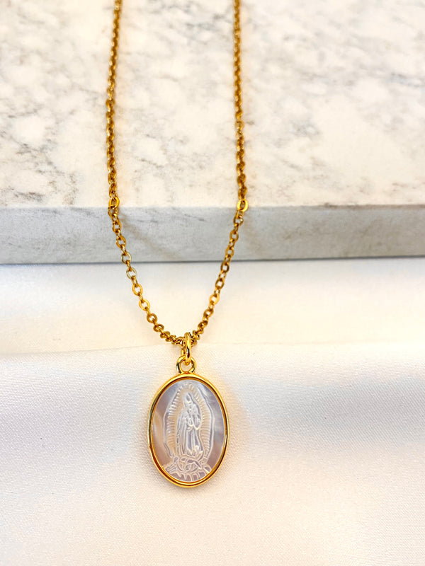 Collar Virgen Oval Nacar