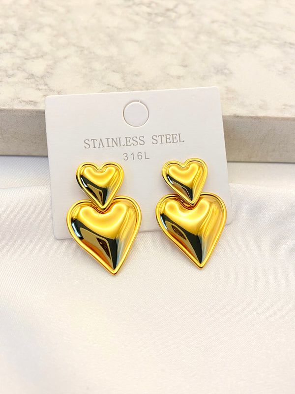 Arete Dos Corazones Bisel Dorado Acero